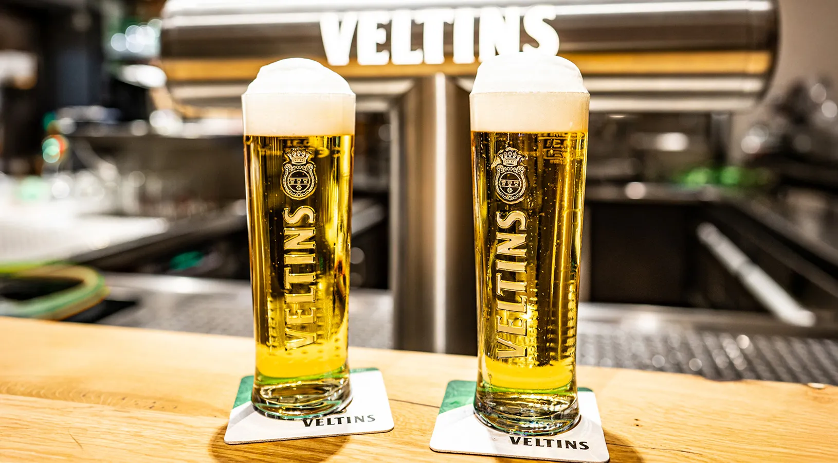 Biergläser auf der Theke